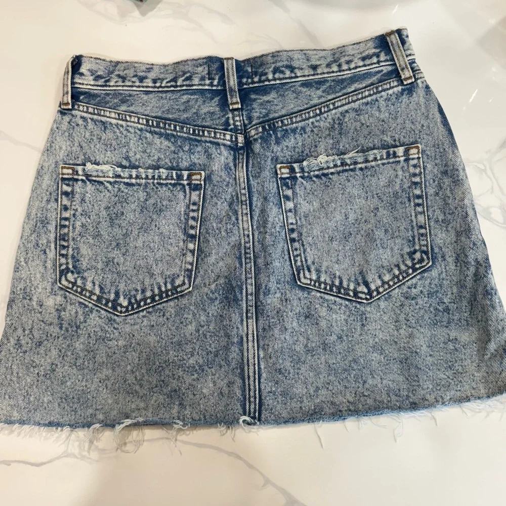 Abercrombie & Fitch Natural Rise Denim Skirt Acid Wash Raw Hem Distressed Size 8 - Picture 4 of 4